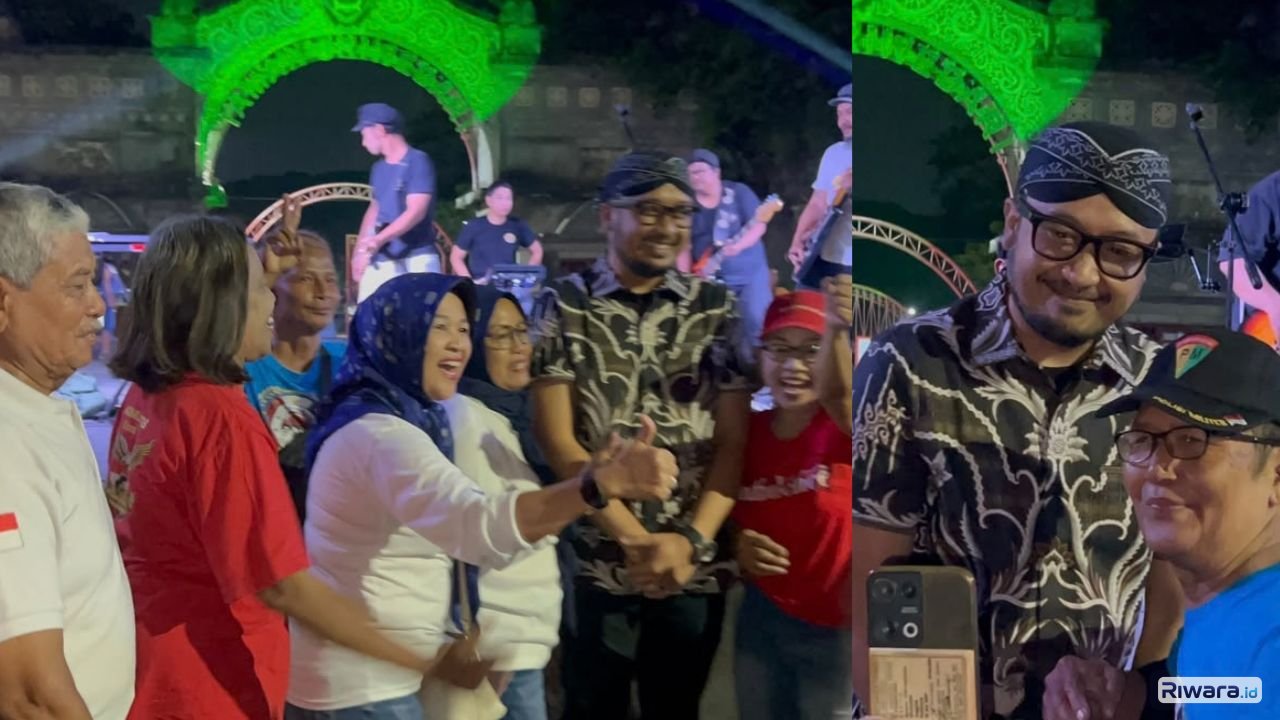 Warga berusaha mengabadikan momen ketika Sri Susuhunan Pakubuwana XIV